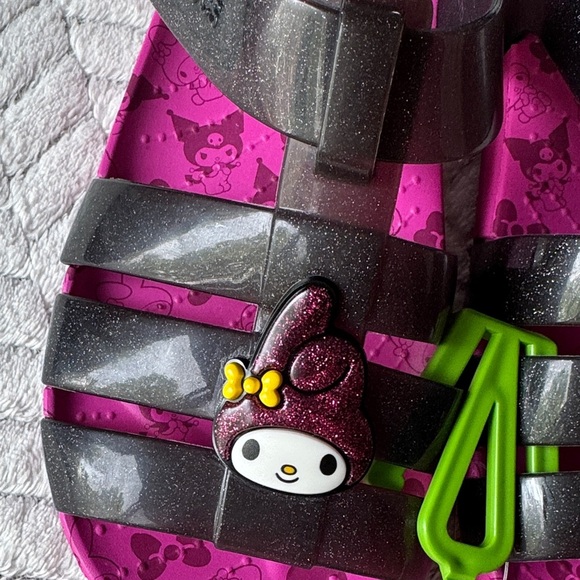 NWT CROCS -Hello Kitty And Friends Sandals Kids J2 - Picture 3 of 12